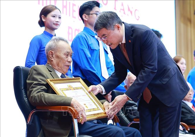 Thủ tướng Lê Minh Hưng: Chăm lo tốt hơn nữa đời sống vật chất, tinh thần của các đảng viên lão thành